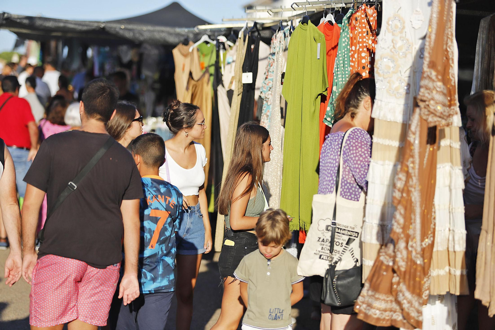 Imágenes de los mercadillos verano en Huelva