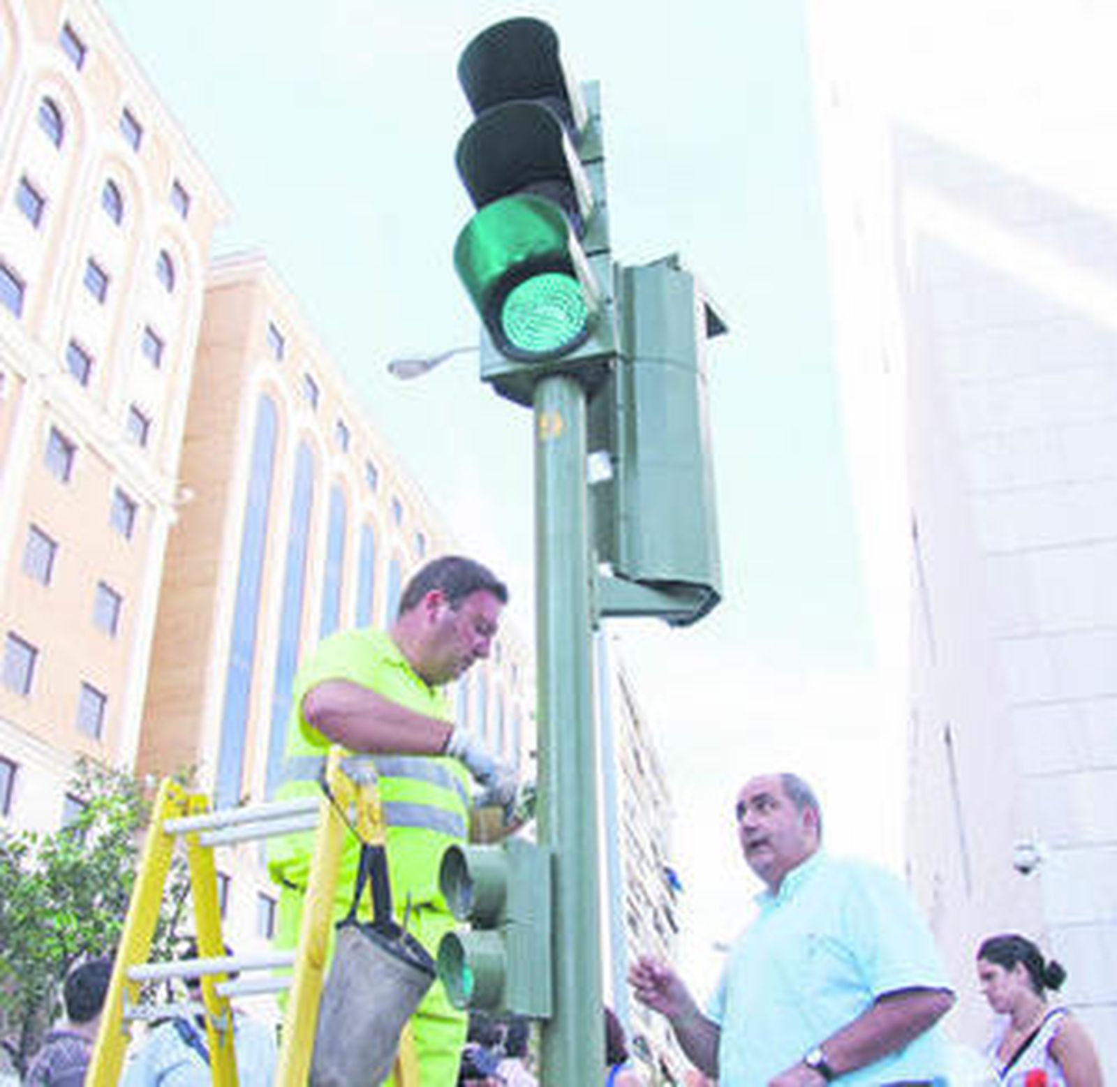 Un operario cambia las luces.