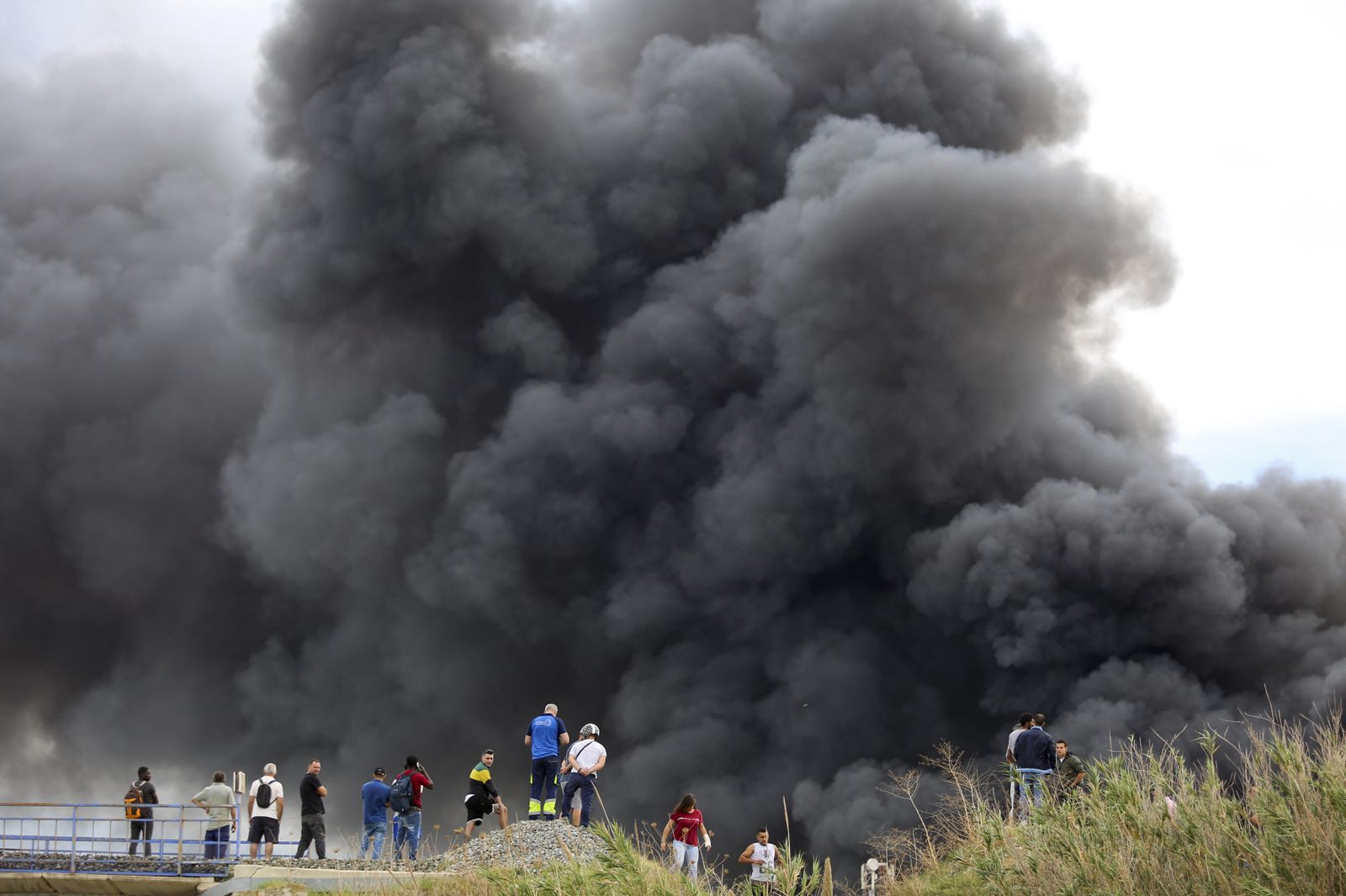 Fotos del incendio de varios vehículos en un aparcamiento de caravanas del polígono Guadalhorce