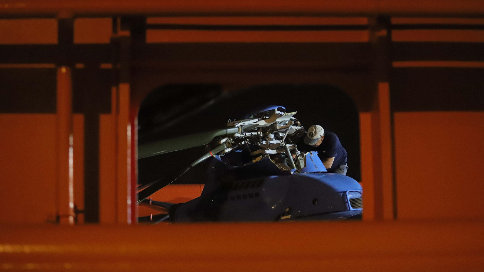 Fotos del traslado a Algeciras del helicóptero de Aduanas accidentado