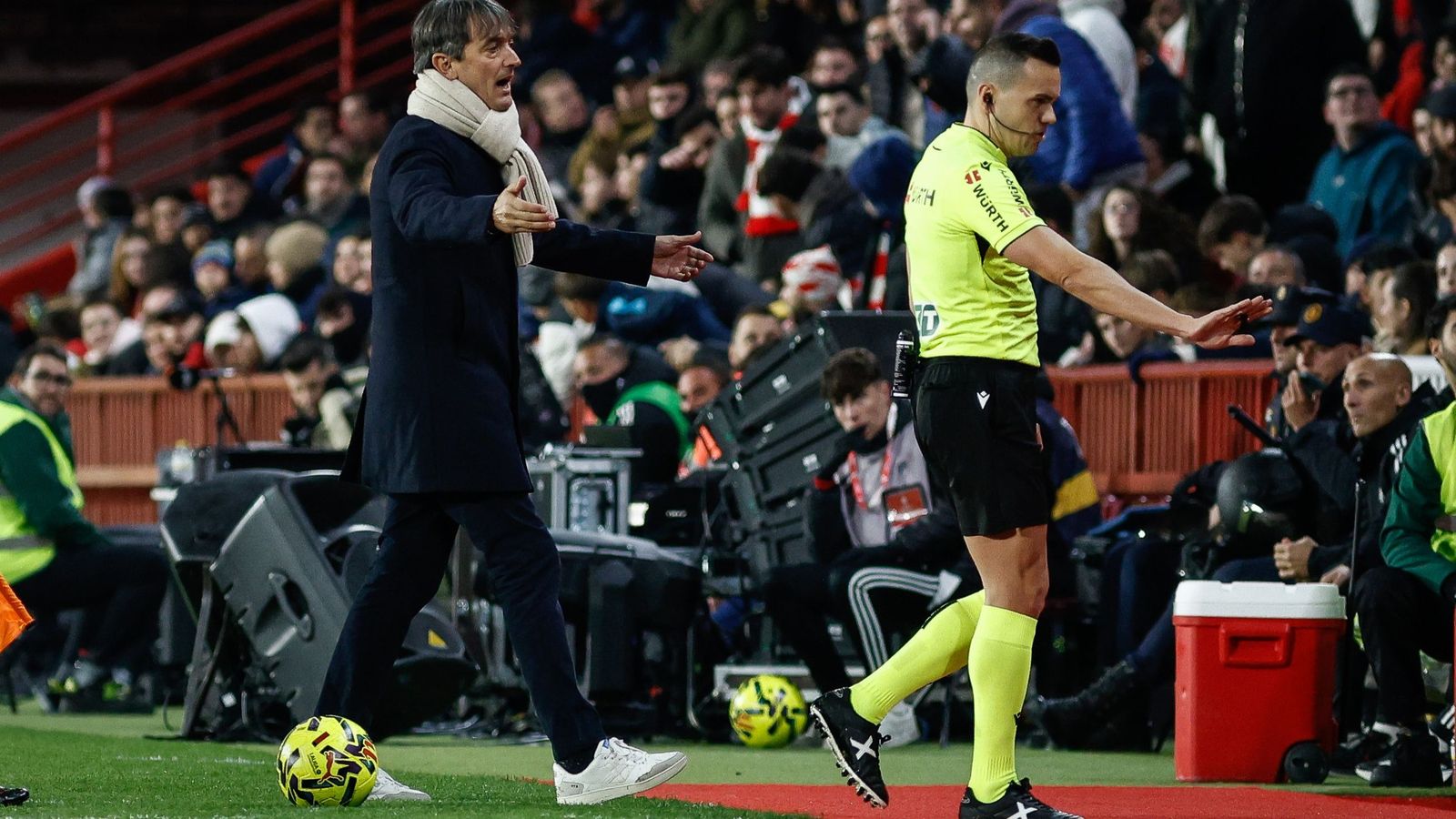 Pérez Hernández acude al monitor durante el Granada - Córdoba CF de este curso.