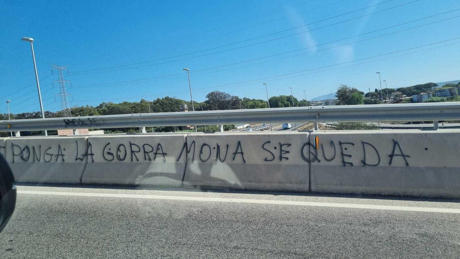 Otra pintada en el puente sobre la A-7: 'Y aunque Loca se ponga la gorra, mona se queda'. Otra pintada en el puente sobre la A-7: 'Y aunque Loca se ponga la gorra, mona se queda'.