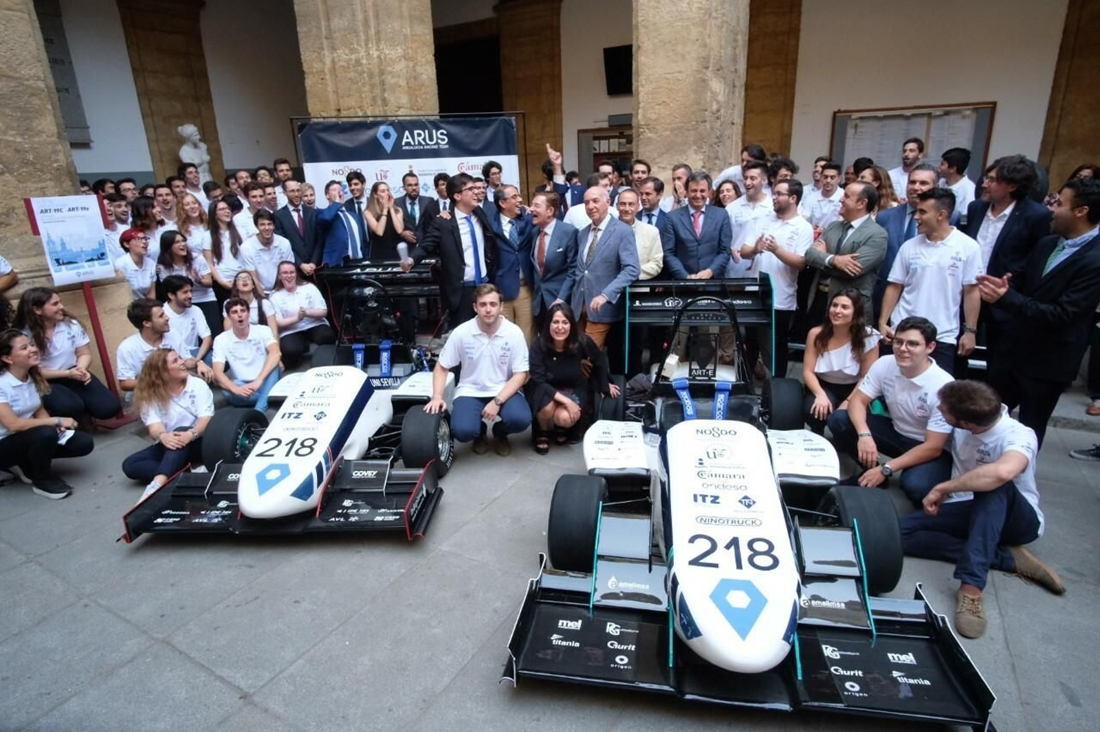 El equipo ARUS y los monoplazas que participarán en la Formula Student 2019.