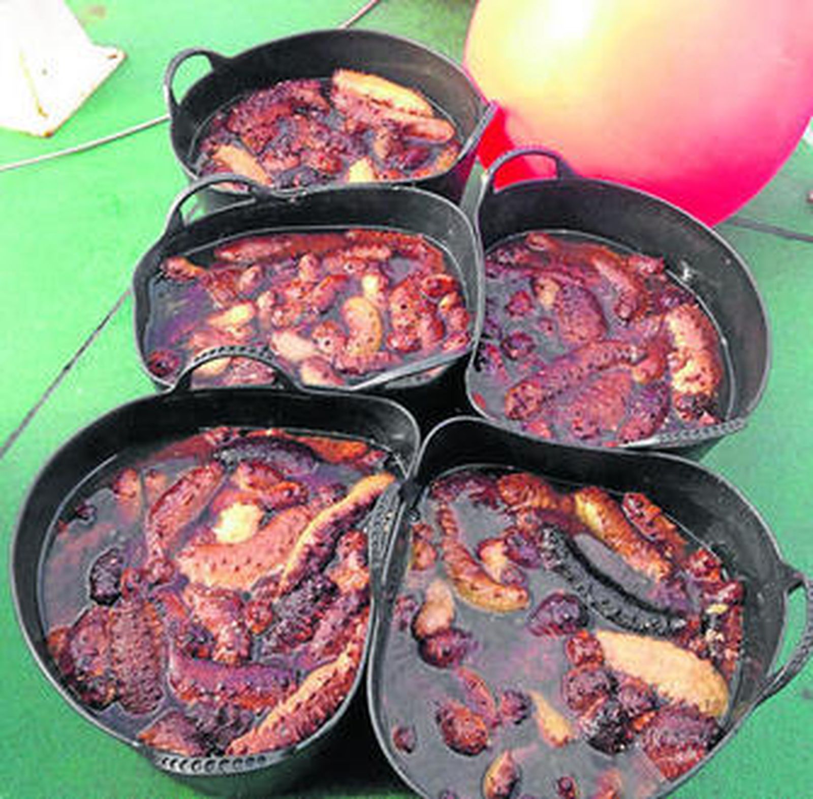 Capachos con holoturias, más conocidas como pepinos de mar, intervenidos por la Guardia Civil.