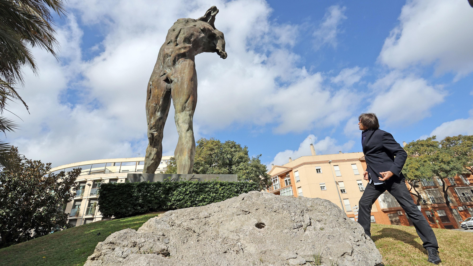 Visita de Víctor Ochoa con Pedro Pacheco a sus esculturas de Lola Flores y el Minotauro en Jerez