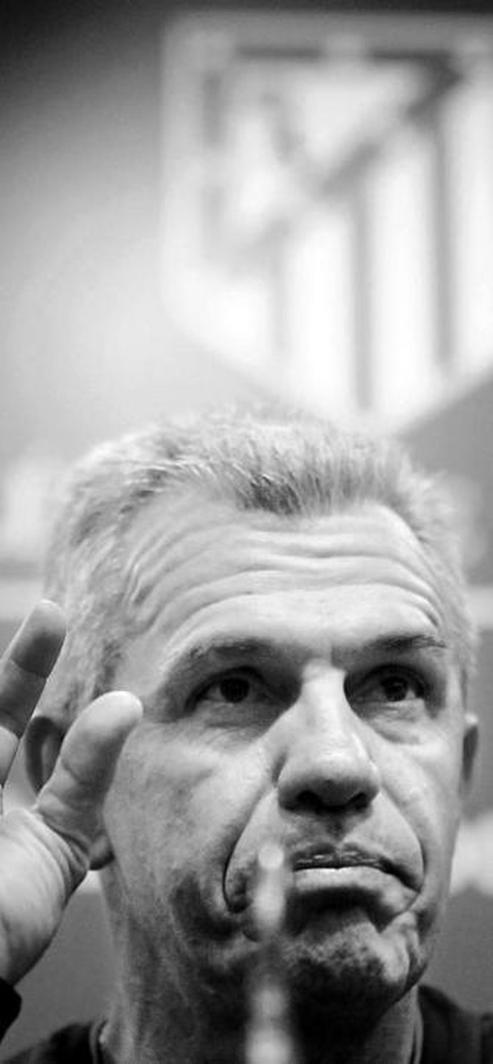 Javier Aguirre da explicaciones en la sala de prensa.