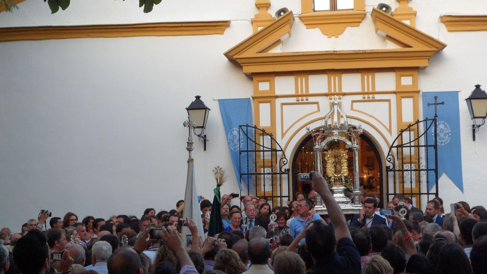 La Reina de los Ángeles comienza la salida procesional