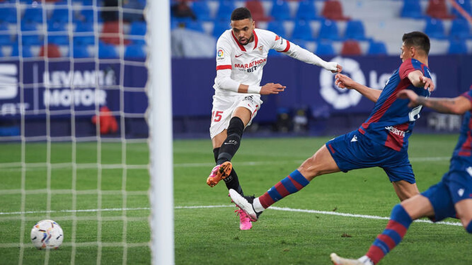 En-Nesyri marca el 0-1 definitivo en el último Levante-Sevilla, tras una gran jugada.