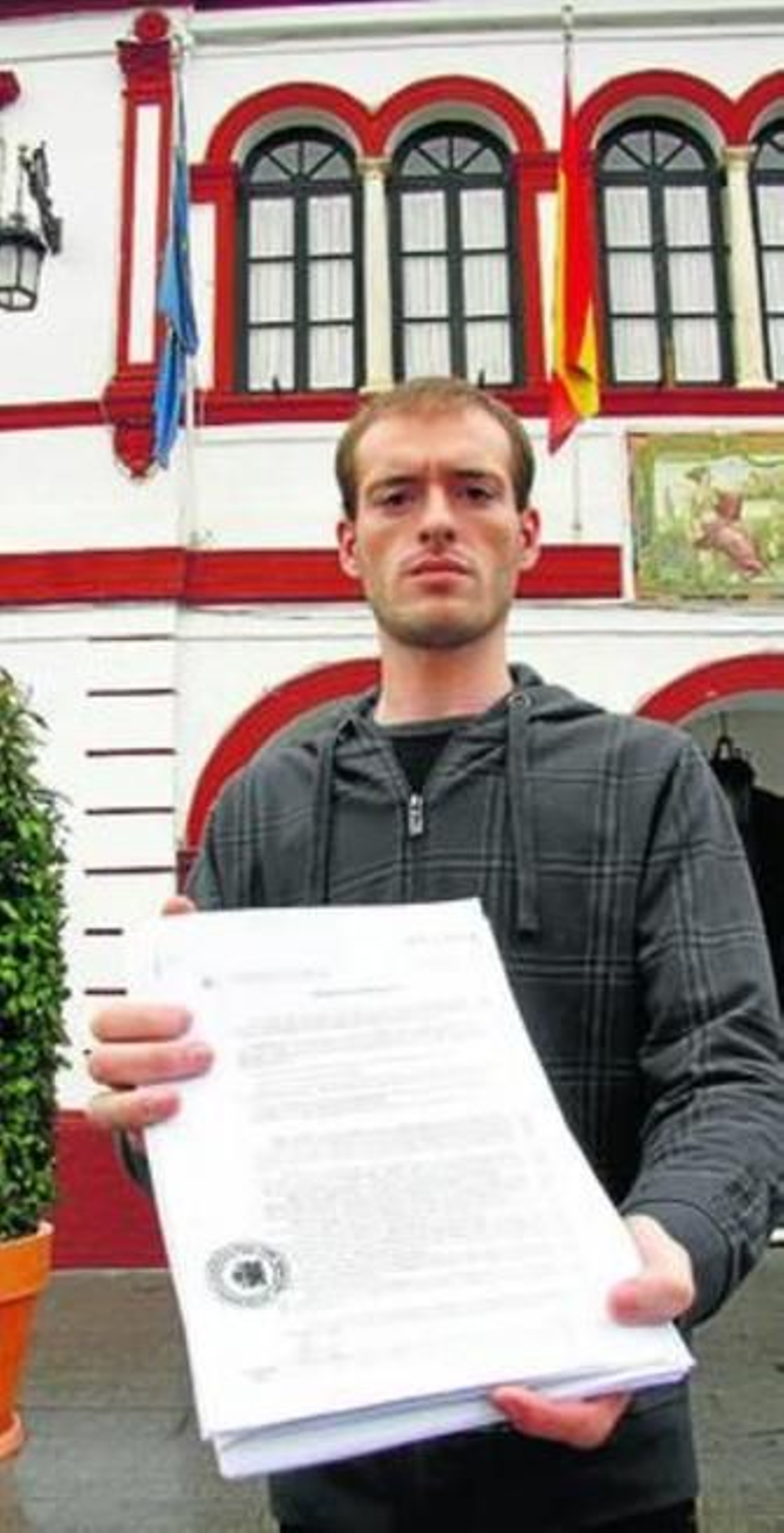 Alfonso Jesús Vera, a las puertas del Ayuntamiento de Lebrija.