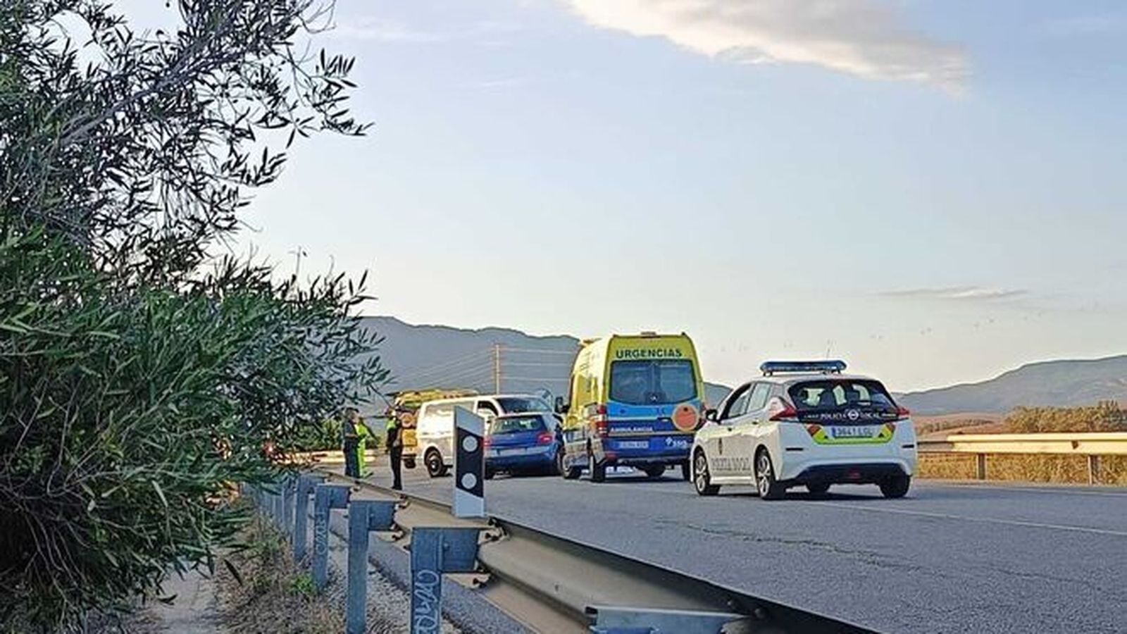 Choque entre una furgoneta Volkswagen y un Renault Megane, en el acceso al mesón El Pozuelo, en septiembre.