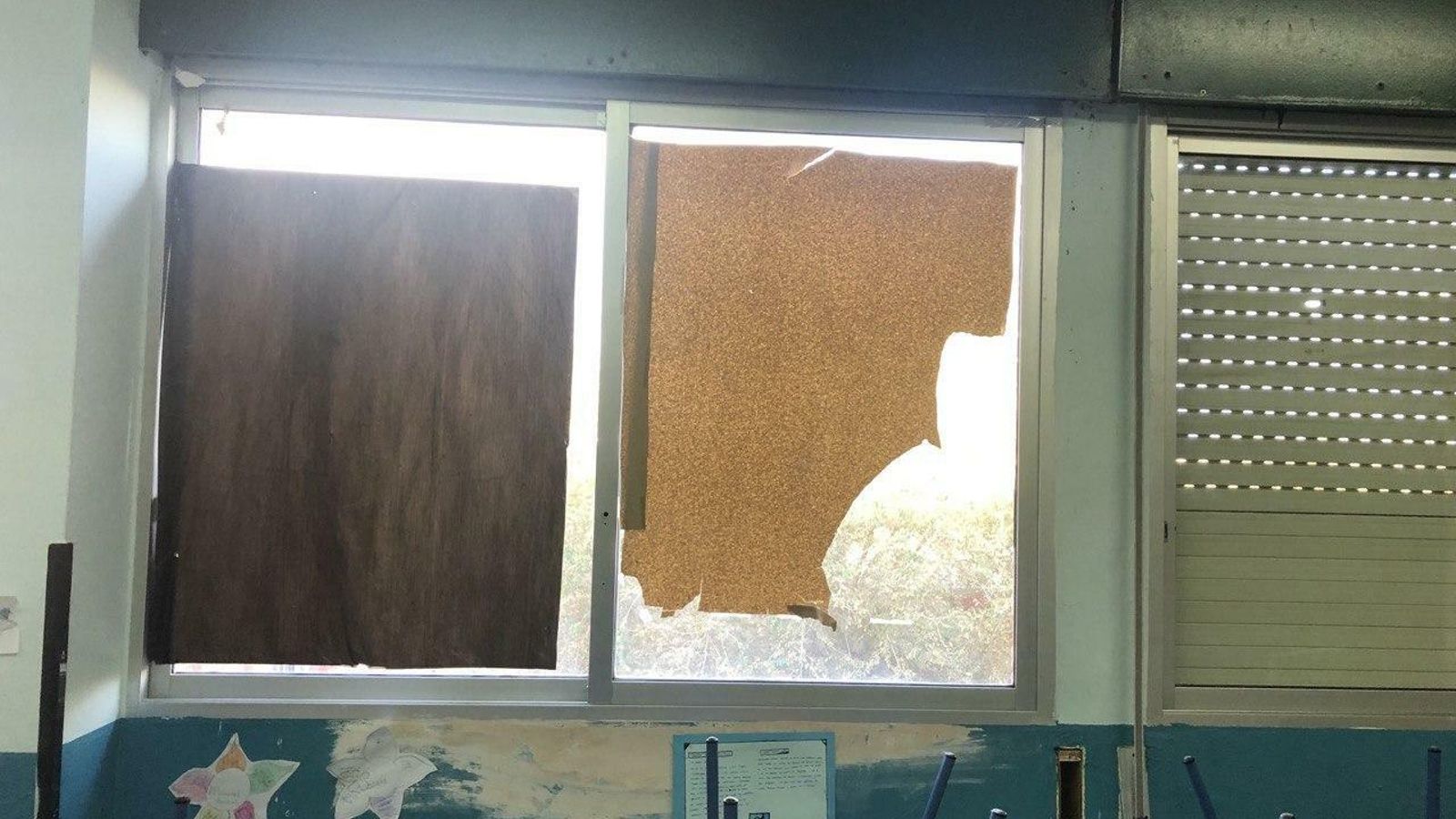 Persianas rotas en las aulas del IES Tartessos.