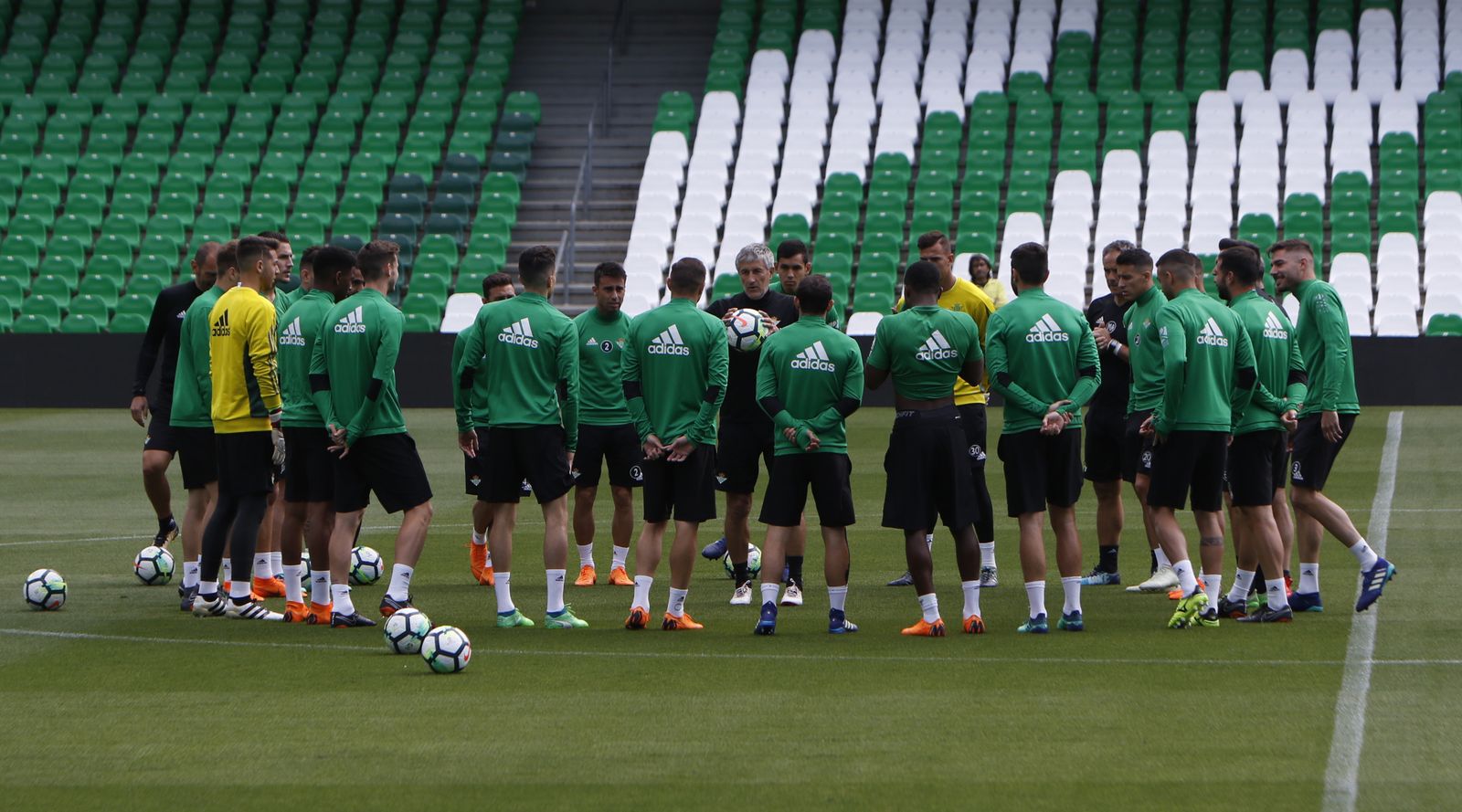 Quique Setién ofrece la charla a sus jugadores antes de iniciar el entrenamiento.