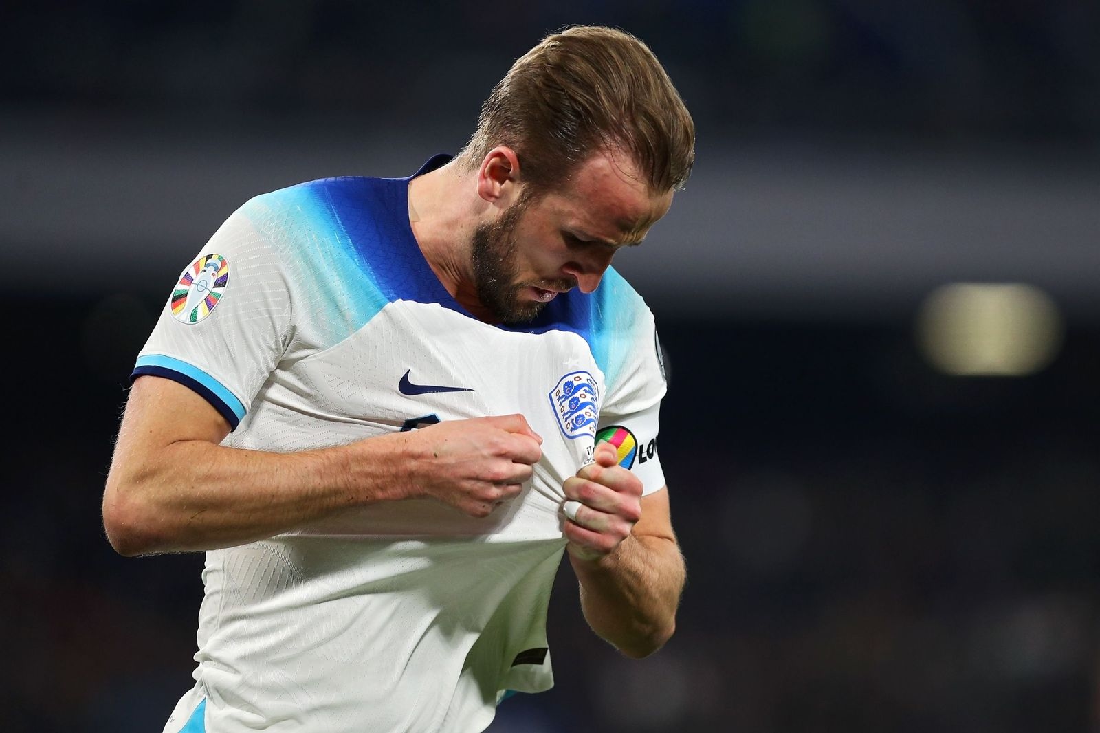 Harry Kane se besa el escudo.