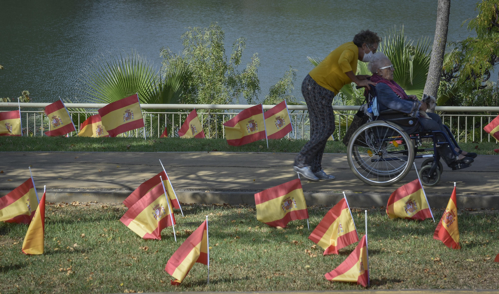 Víctimas del Coronavirus: 53.000 banderas de España junto al río