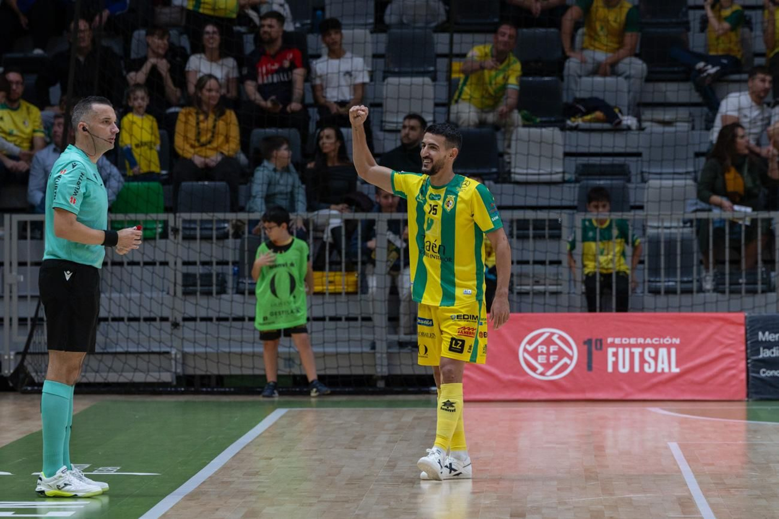 Lemine celebra un tanto en el último compromiso liguero en casa.