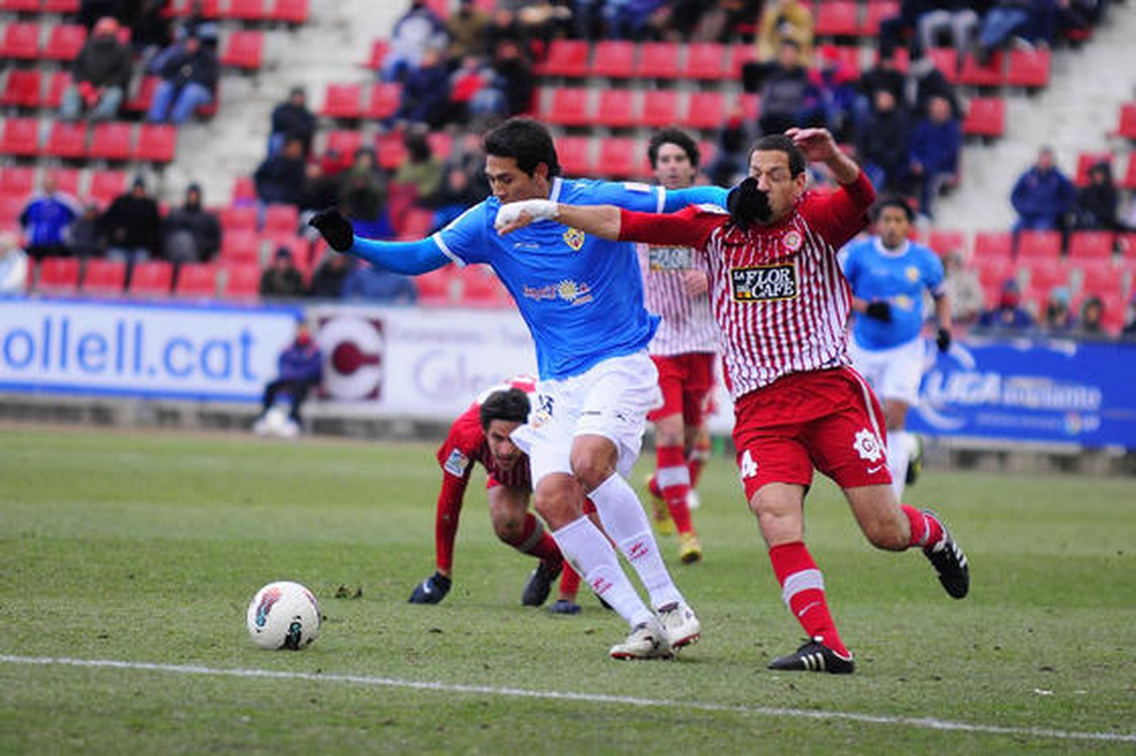 El Almería gana a domicilio al Girona y empata a puntos con el tercero. / LOF