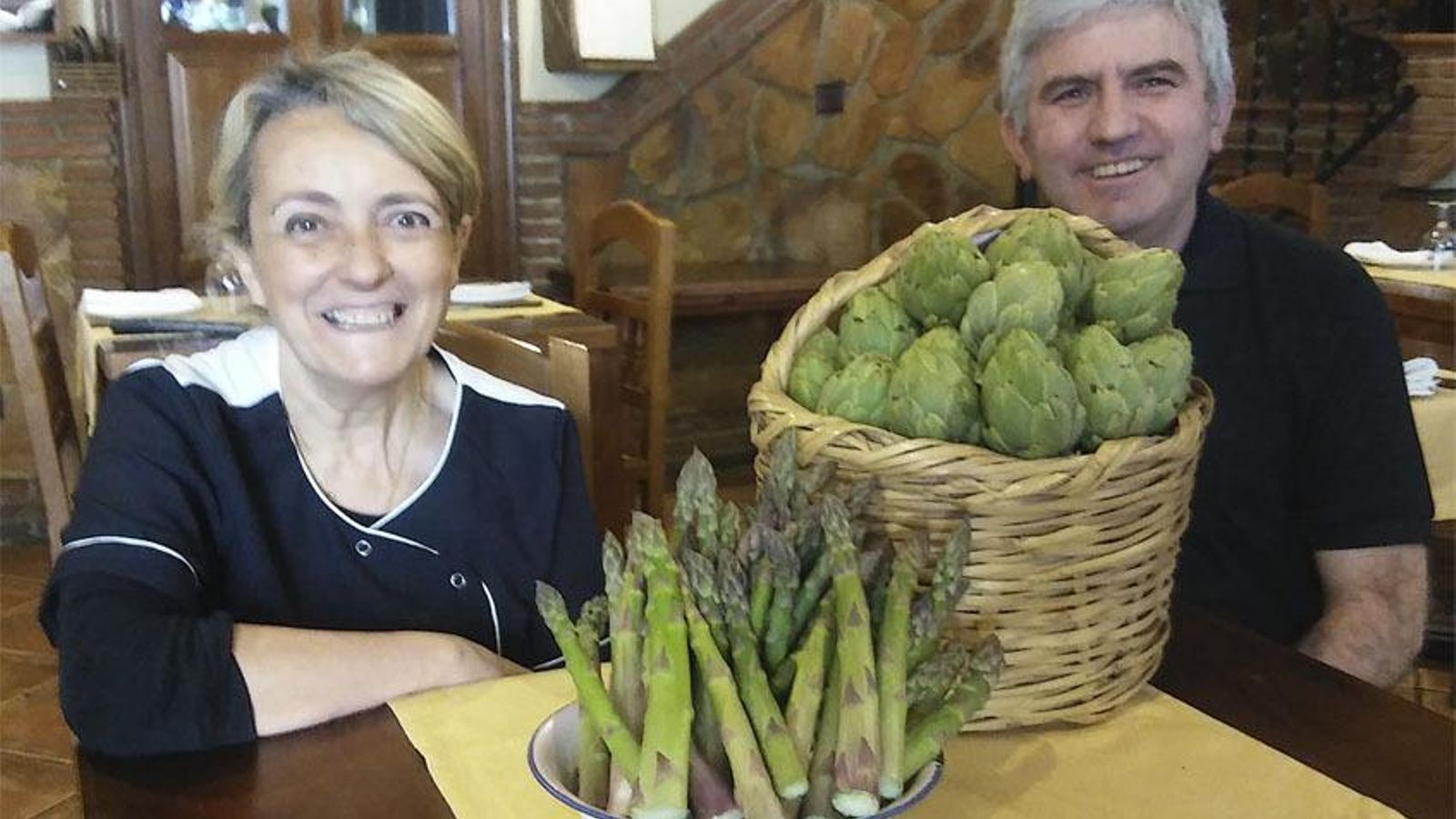 Antonia Jimenez y Jose Aguilera con dos de los productos más famosos de su pueblo, espárragos y alcachofas