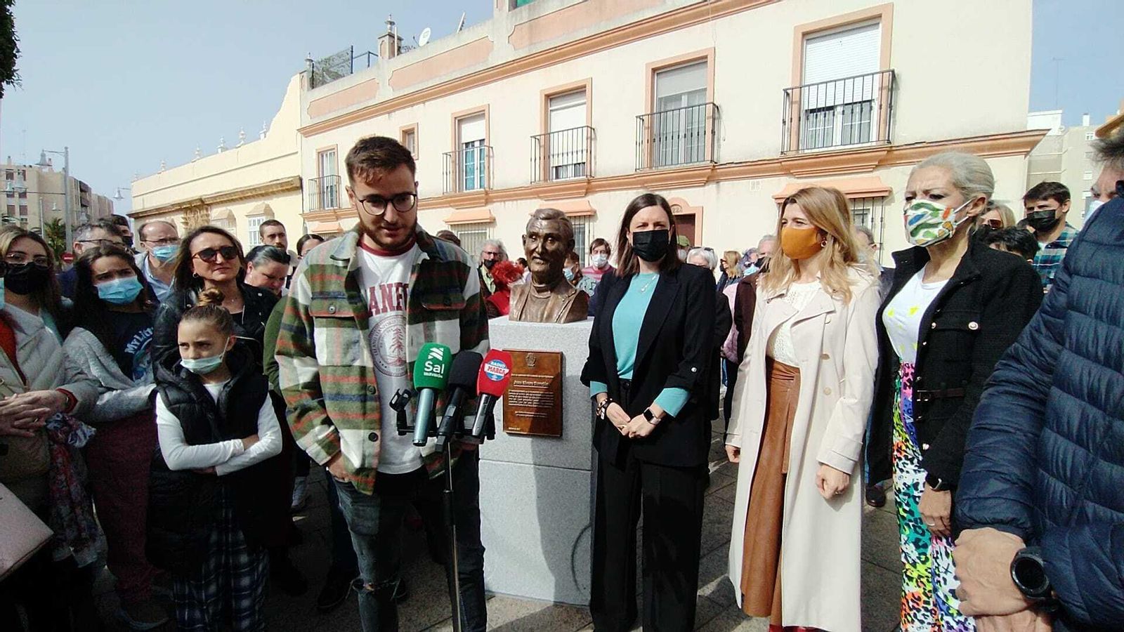 Uno  de los nietos de Juan Rivero, Óscar, interviene durante el acto.