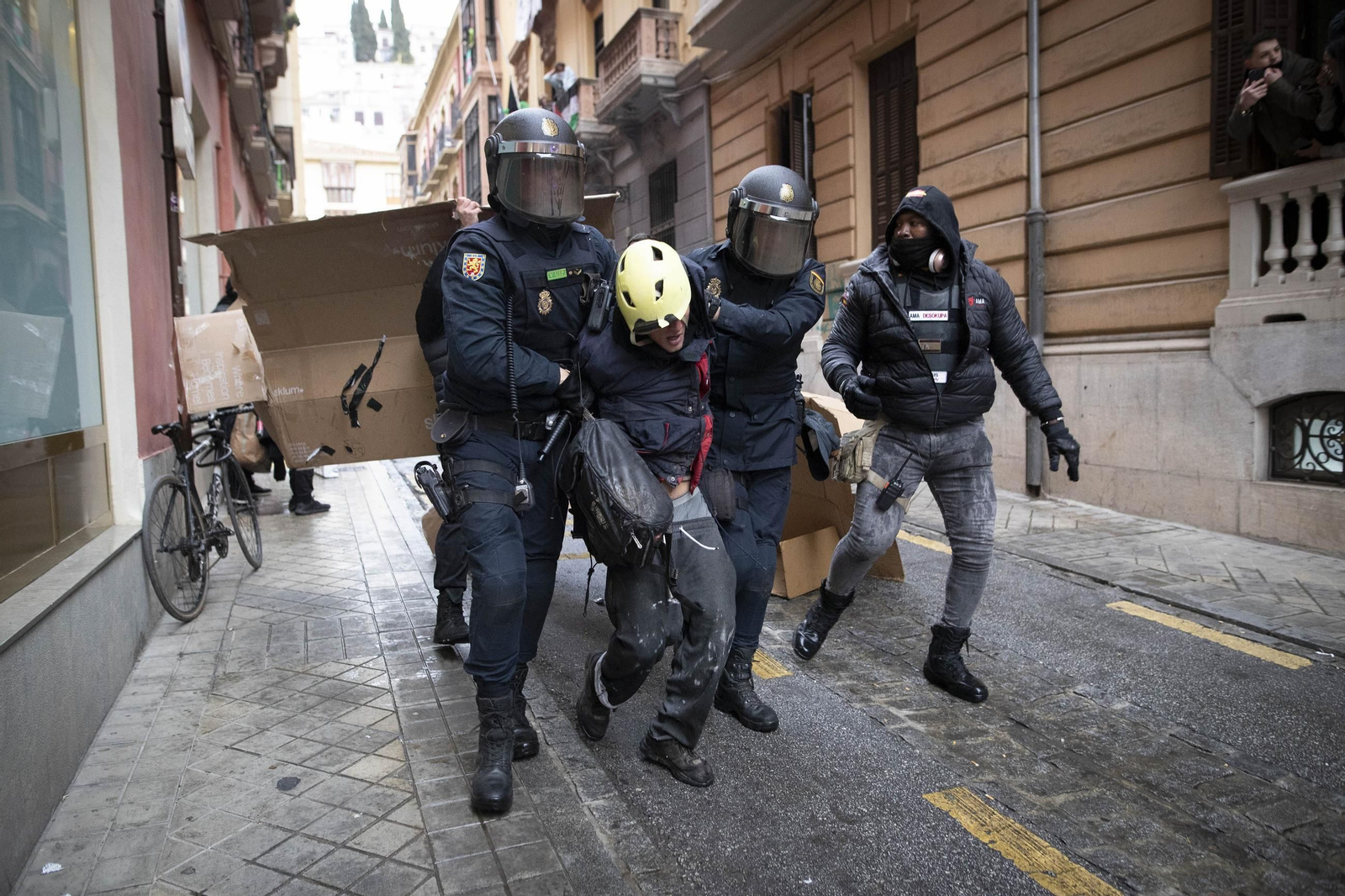 Todas las imágenes de la intervención policial contra unos okupas en Granada: tensión, detenidos y un herido