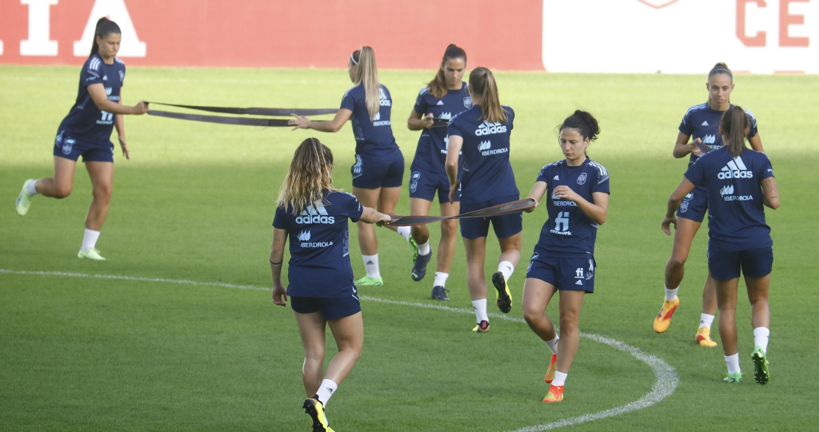 Las jugadoras de España, durante el entrenamiento de este jueves en El Arcángel.