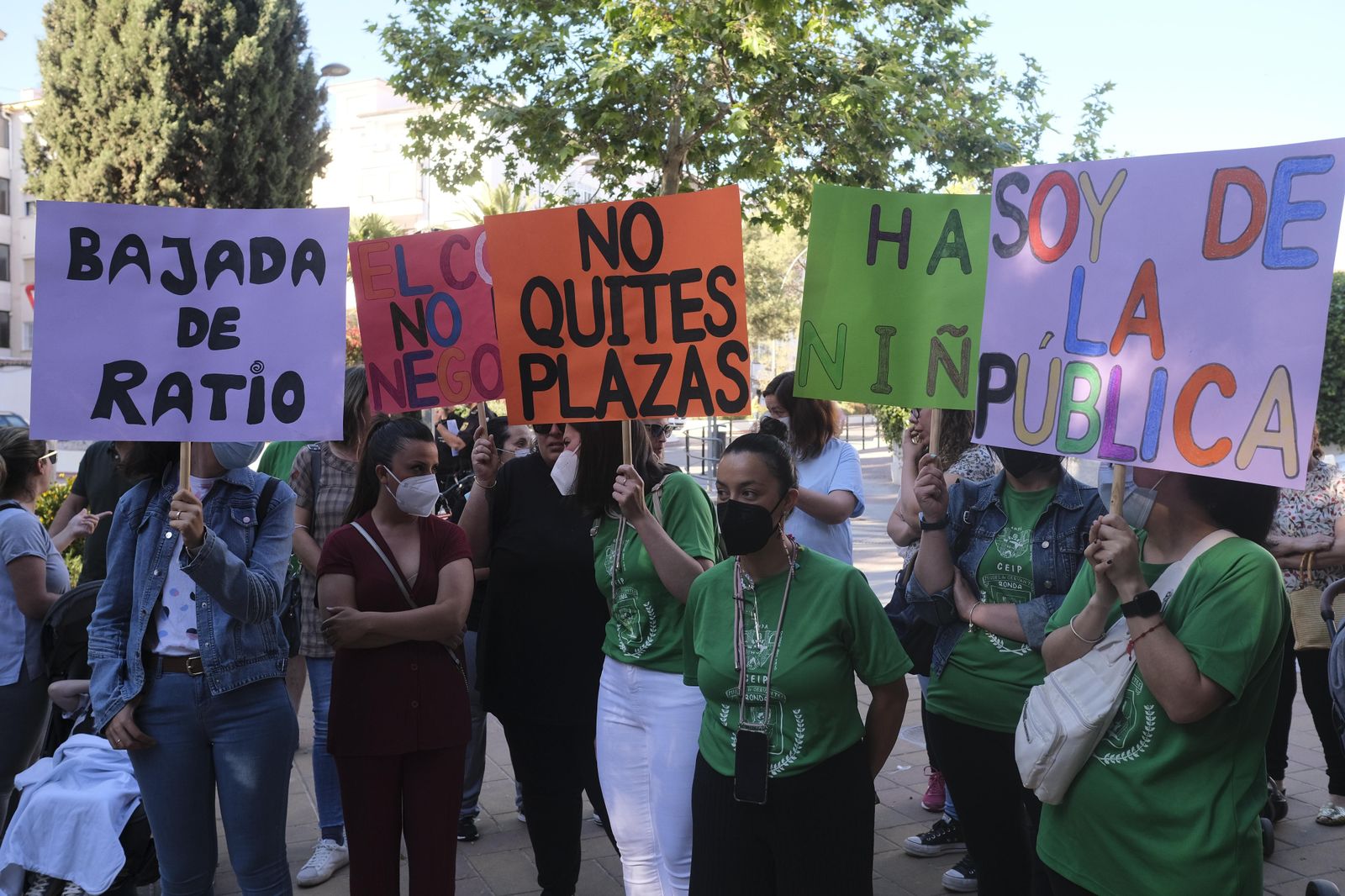 Protesta a las puertas del colegio Miguel de Cervantes.