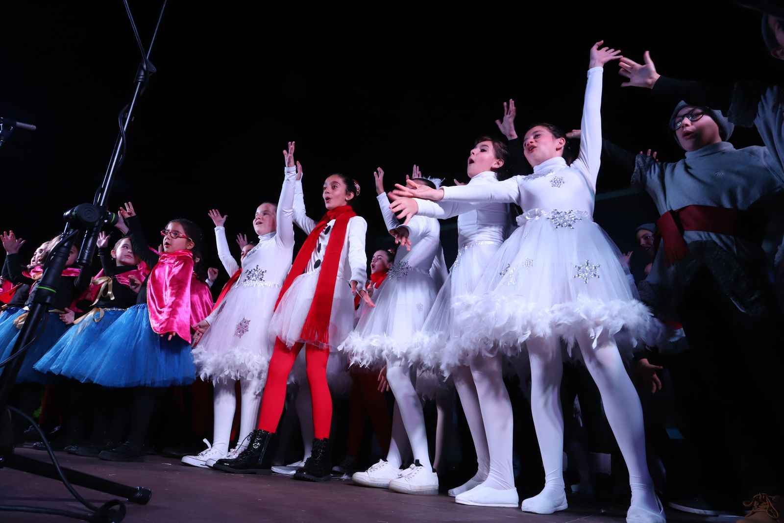 Imágenes  del alumbrado de Aqualon, que tuvo como padrino a Hugo Molina, finalista de Got Talent