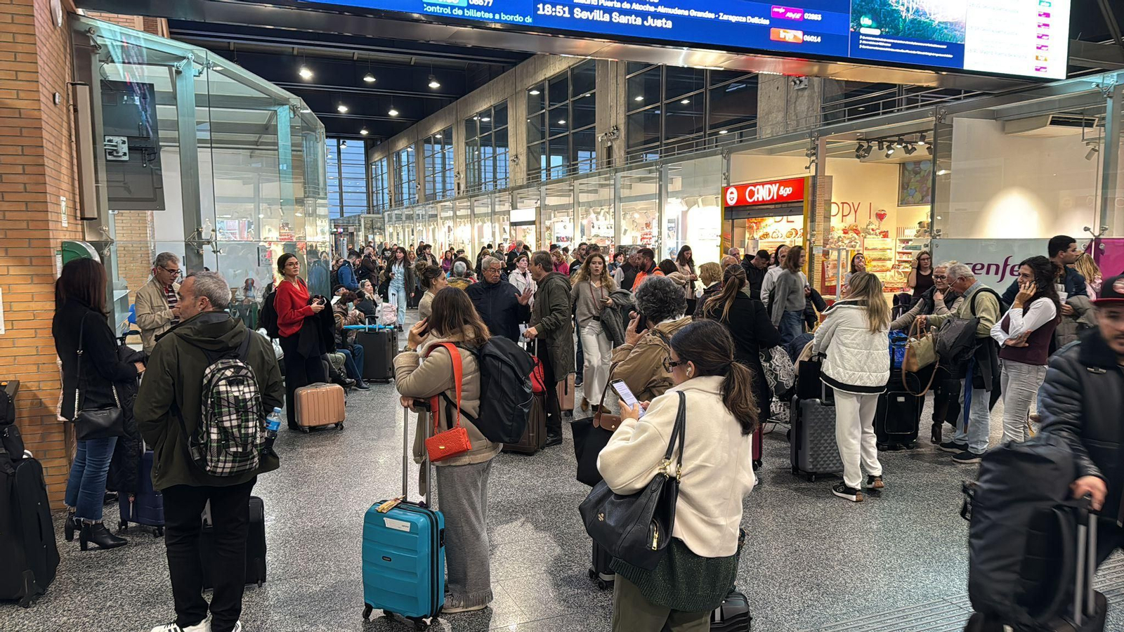 Los pasajeros del Alvia Cádiz-Madrid esperando en la estación de Córdoba.