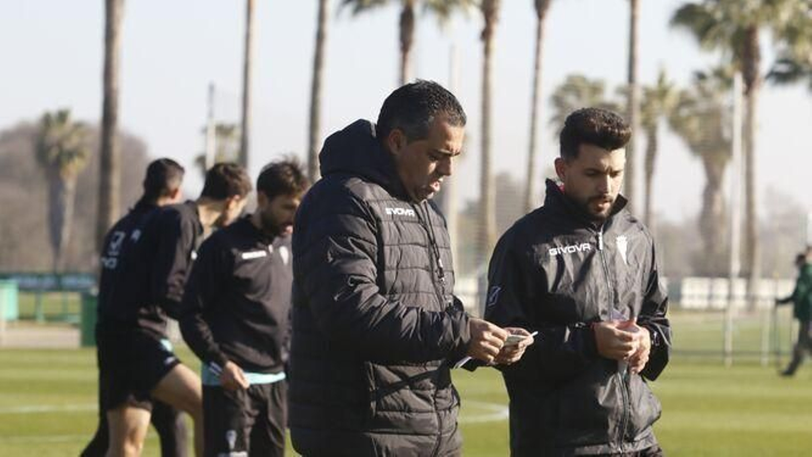 German Crespo observa un papel junto a Óscar Ibáñez en un entrenamiento.