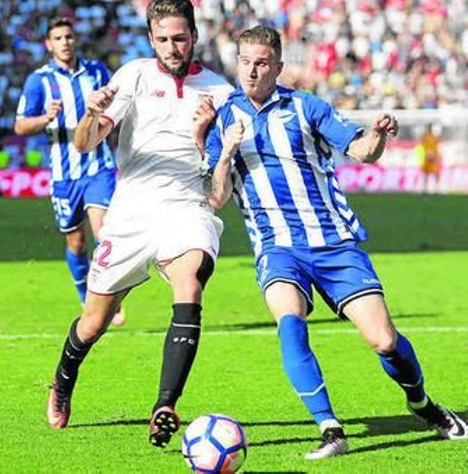 Franco Vázquez choca con Raúl García junto a la línea de meta.