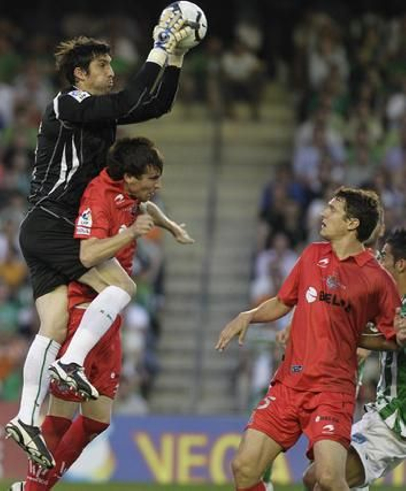 El Betis vuelve a meterse de lleno en la pelea por el ascenso tras ganar a la Real Sociedad. / Antonio Pizarro