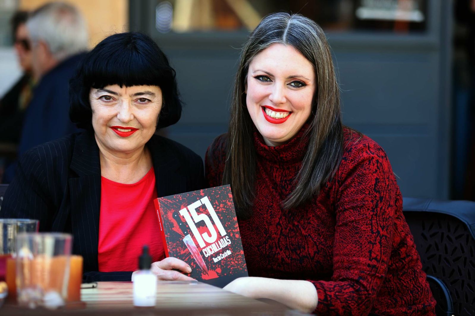 La autora de '151 cuchilladas', Rocío Castrillo, junto a la prologuista, Raquel Rendón.