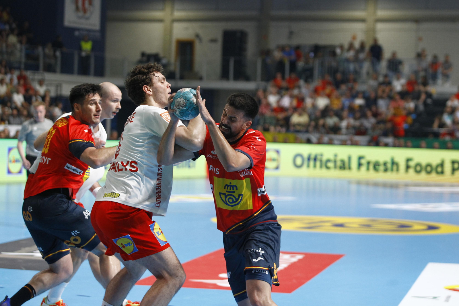 Imágenes del España-Dinamarca de la EHF Euro Cup de balonmano, en Almería