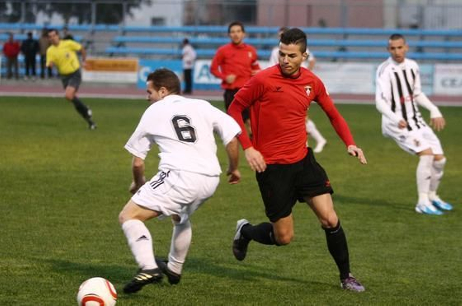 La Balona gana en Ayamonte y se pone líder provisional a la espera de lo que haga el Pozoblanco./Fotos:Alberto Domínguez

Foto: Alberto Dominguez