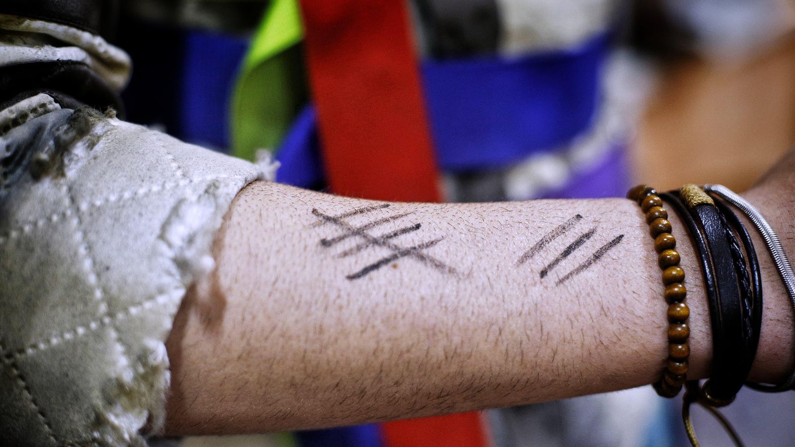 Los días que quedan para salir pintados en el brazo.