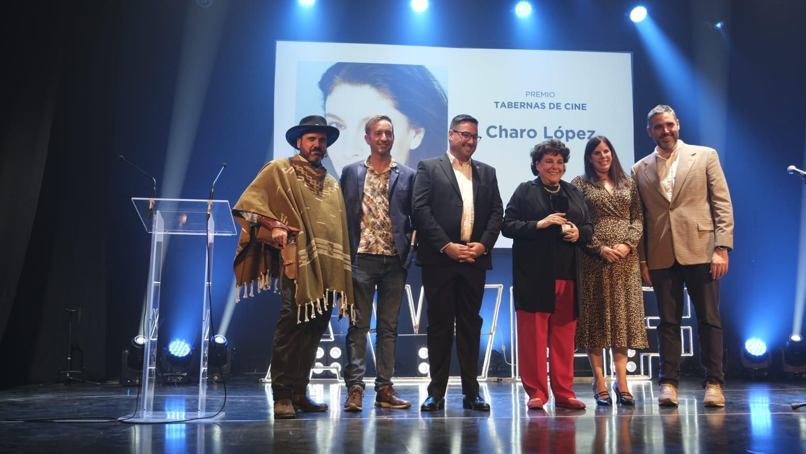 Charo López rodeada de José Díaz, Juan Francisco Viruega, Almudena Morales y Juan José Alonso, anoche en el Teatro Municipal de Tabernas.
