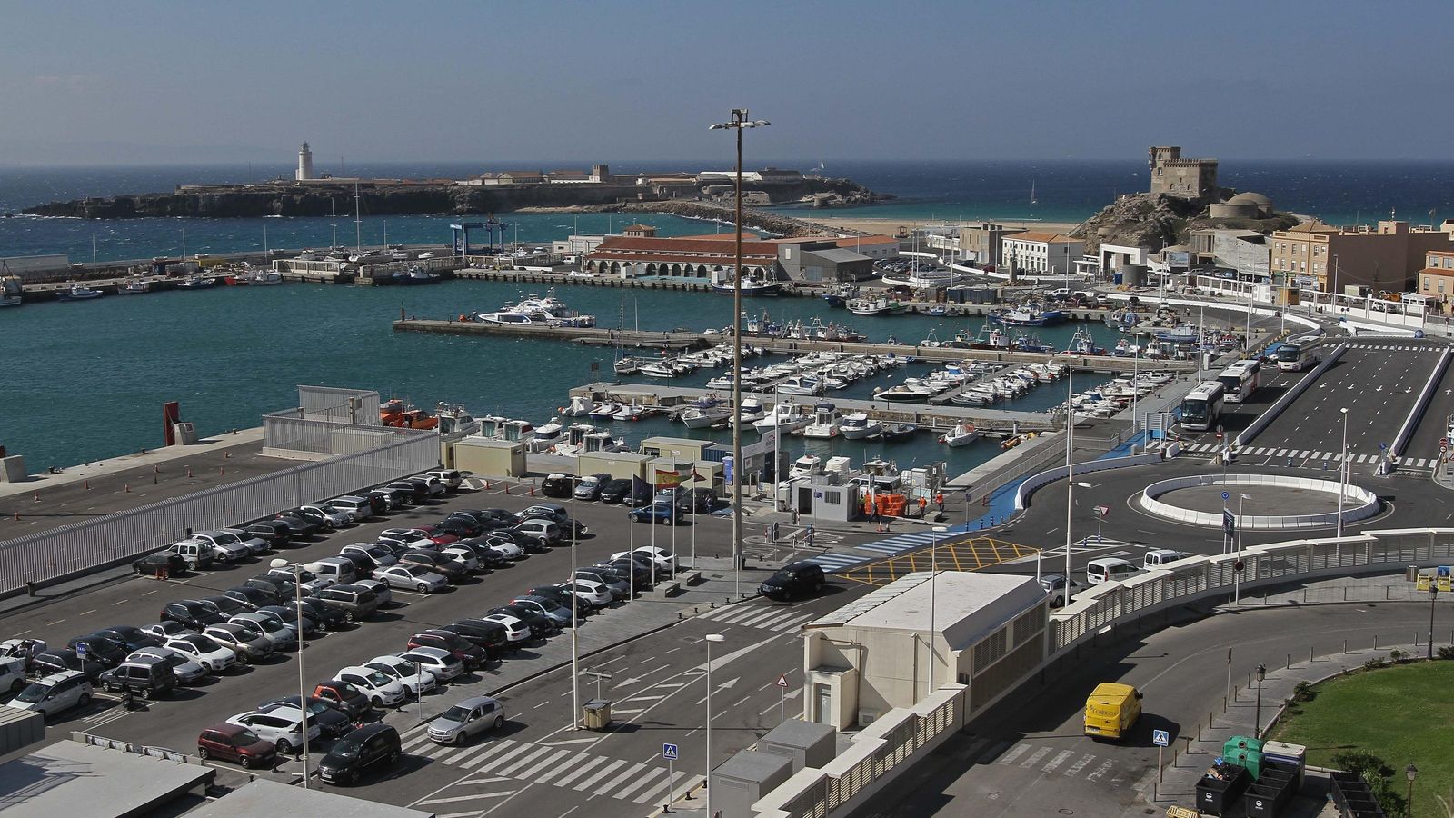 Vista general del puerto de Tarifa tomada desde el castillo de Guzmán el Bueno.