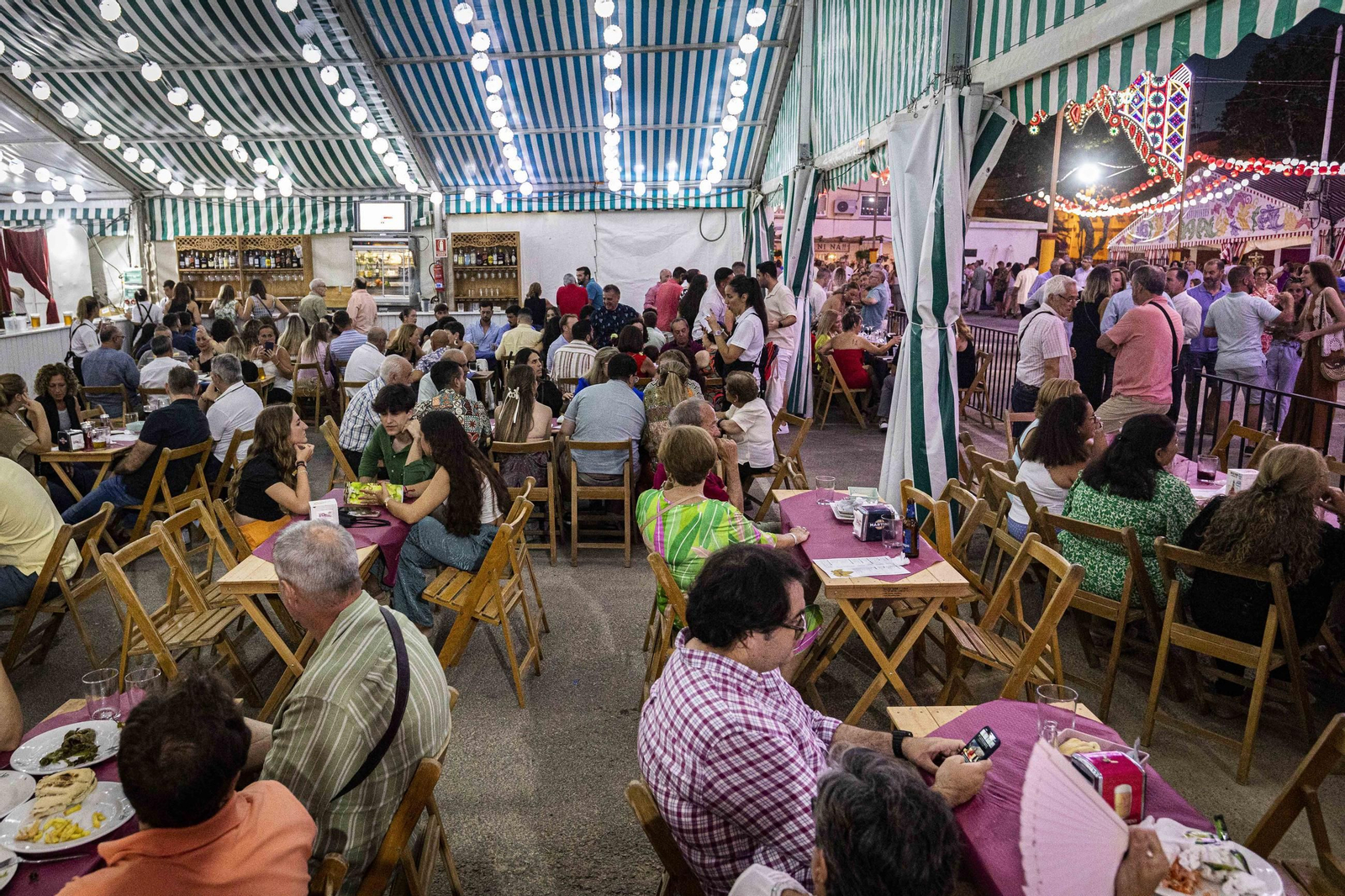 Búscate en las imágenes del viernes de Feria en San Fernando
