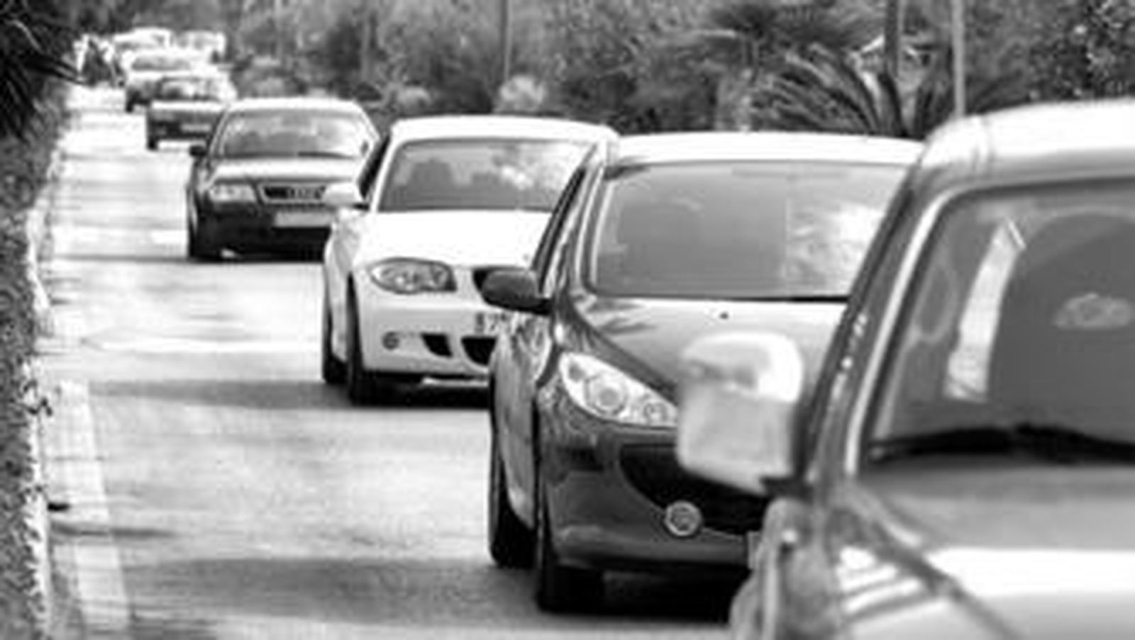 Varios vehículos circulan por la avenida José Chamizo, en el casco urbano barreño, ayer por la tarde.