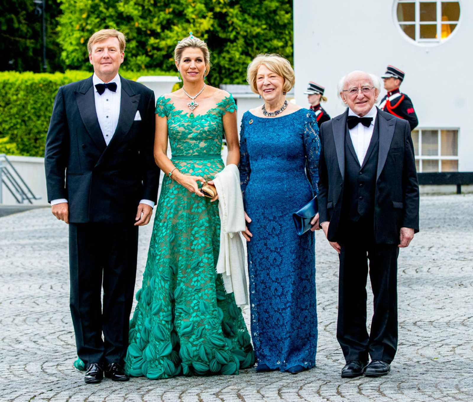 Máxima, con impresionante vestido de gala, junto al rey Guillermo y sus anfitriones irlandeses.