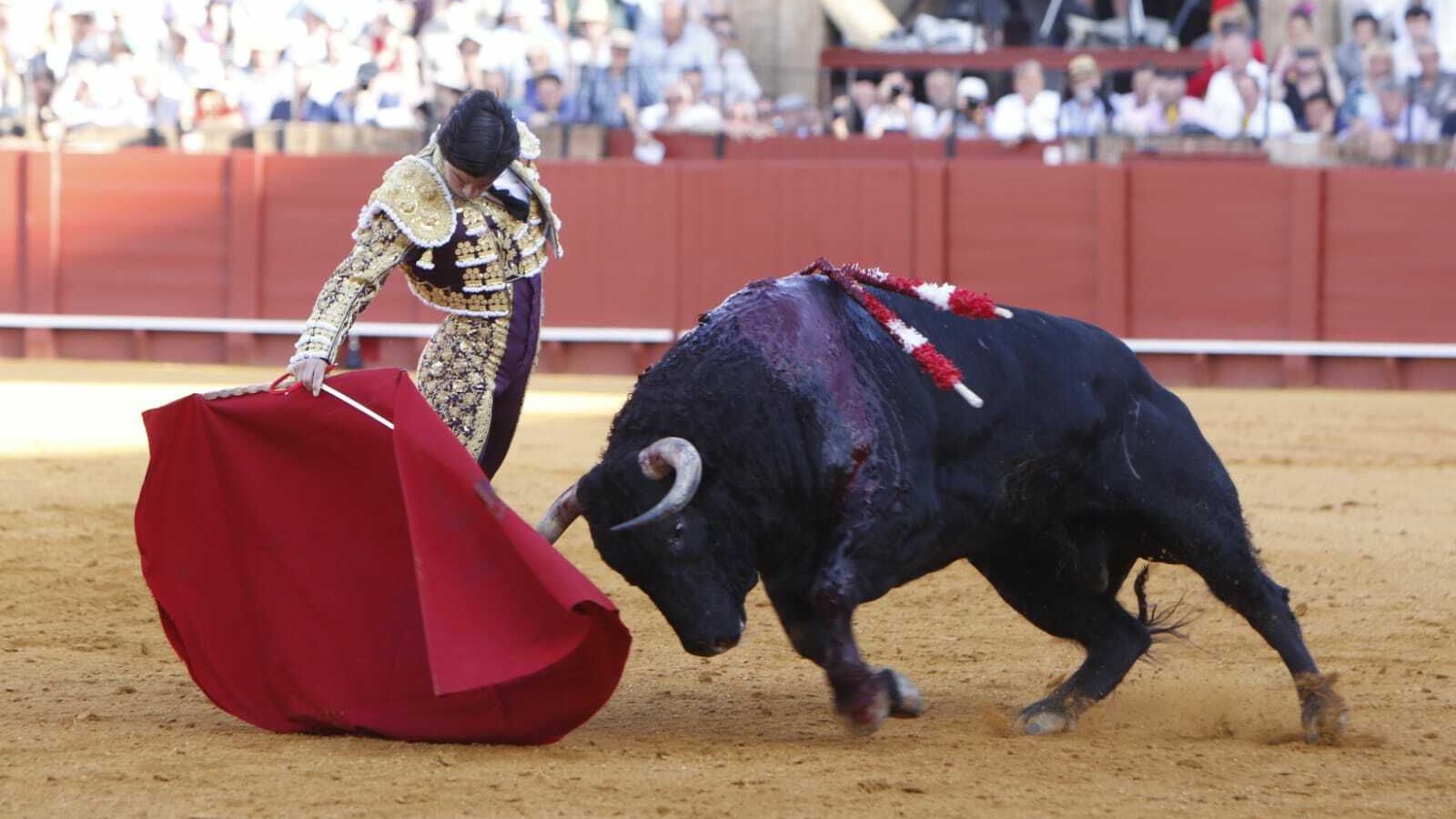 Aguado con la muleta en su primer toro el 10 de mayo.