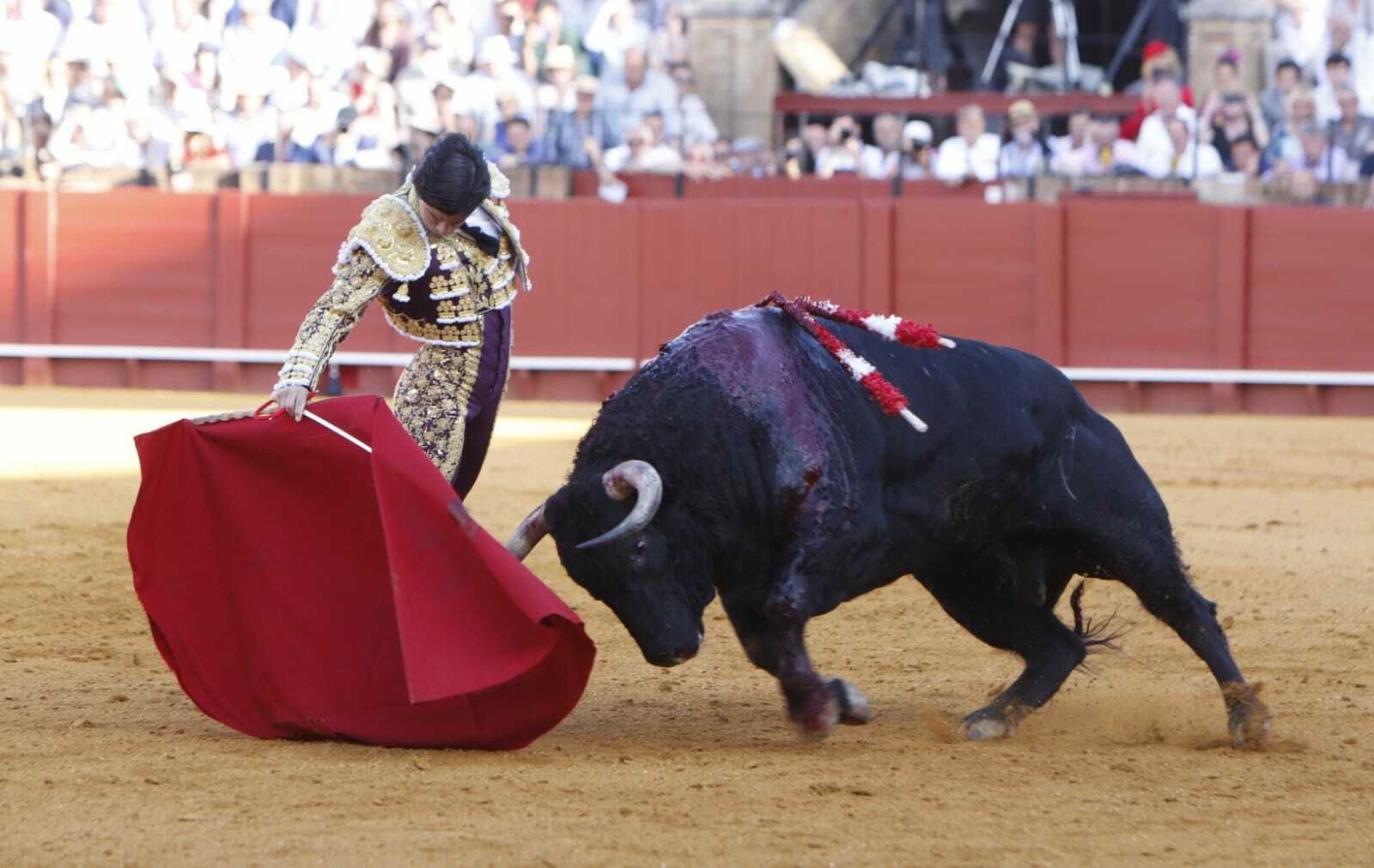 Aguado con la muleta en su primer toro el 10 de mayo.