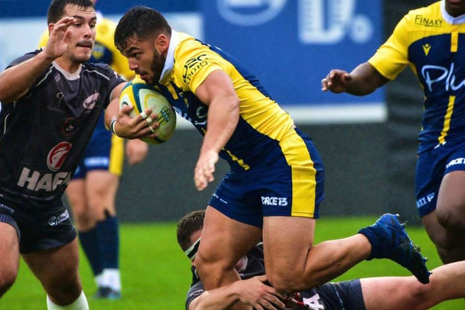 Juan Carlos Sánchez avanza con el oval en un partido en Francia.