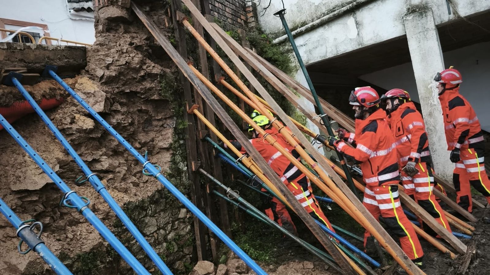 Los bomberos actúan ante la caída de un muro.