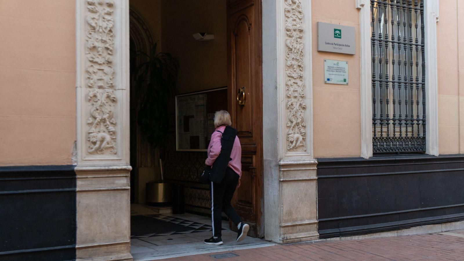 Una usuaria entrando en el Centro de Participación Activa Mora Claros.