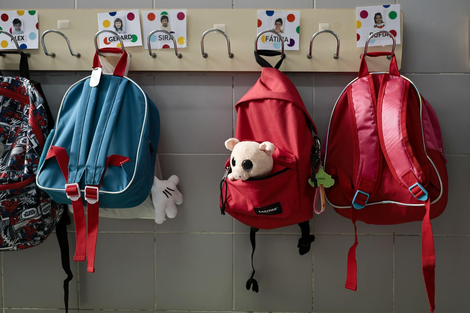 Mochilas en una clase de Infantil.