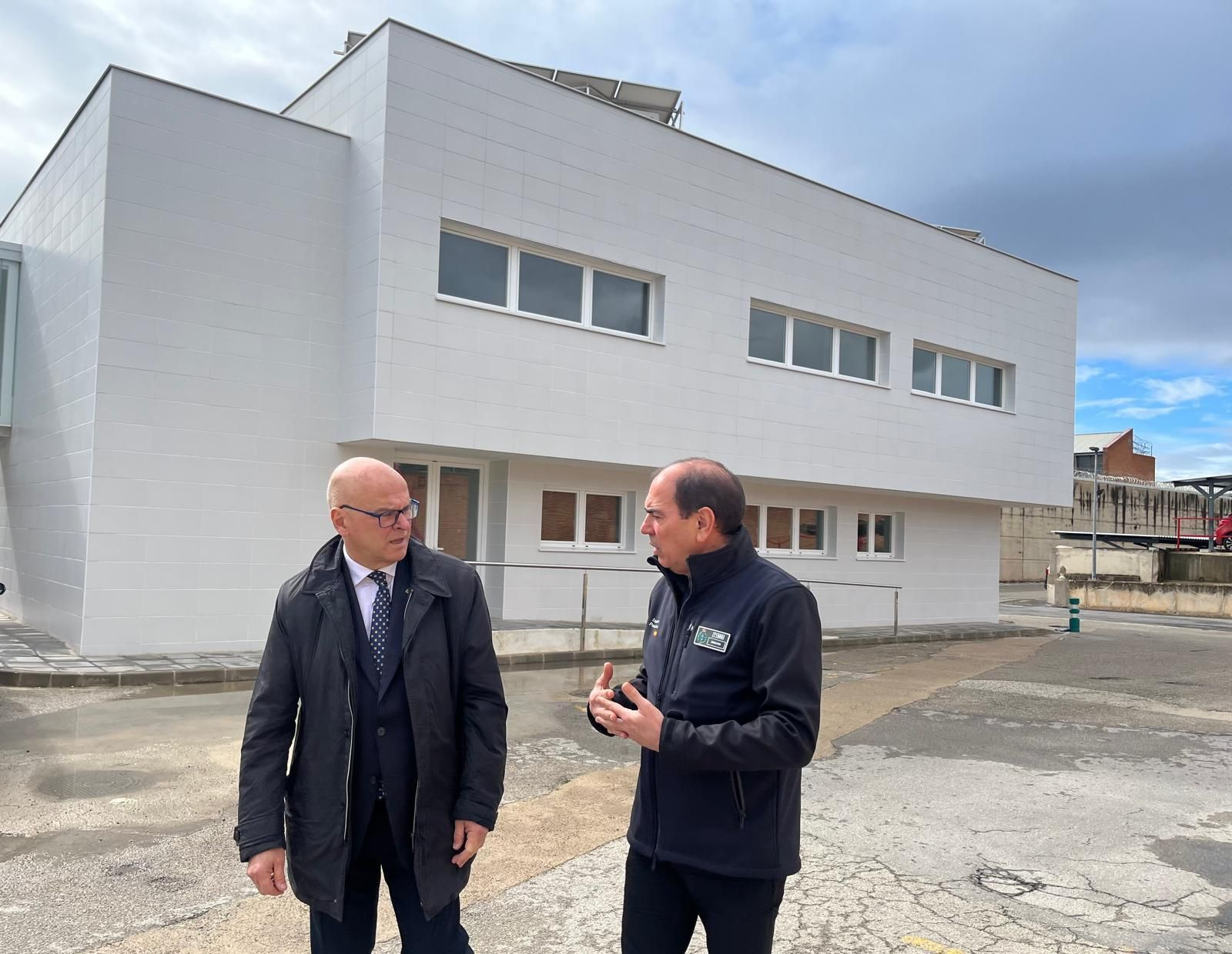 Manuel Fernández visita el nuevo edificio de oficinas en el Centro Penitenciario de Jaén.