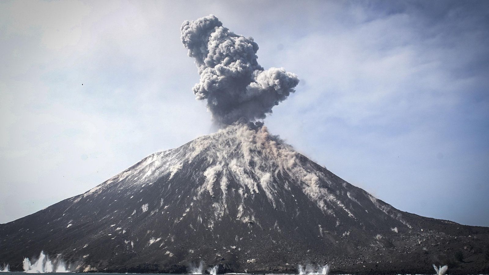 Erupción del volcán Anak Krakatoa en Indonesia hace sólo tres años, en 2018, cuando generó un gran tsunami no esperado.