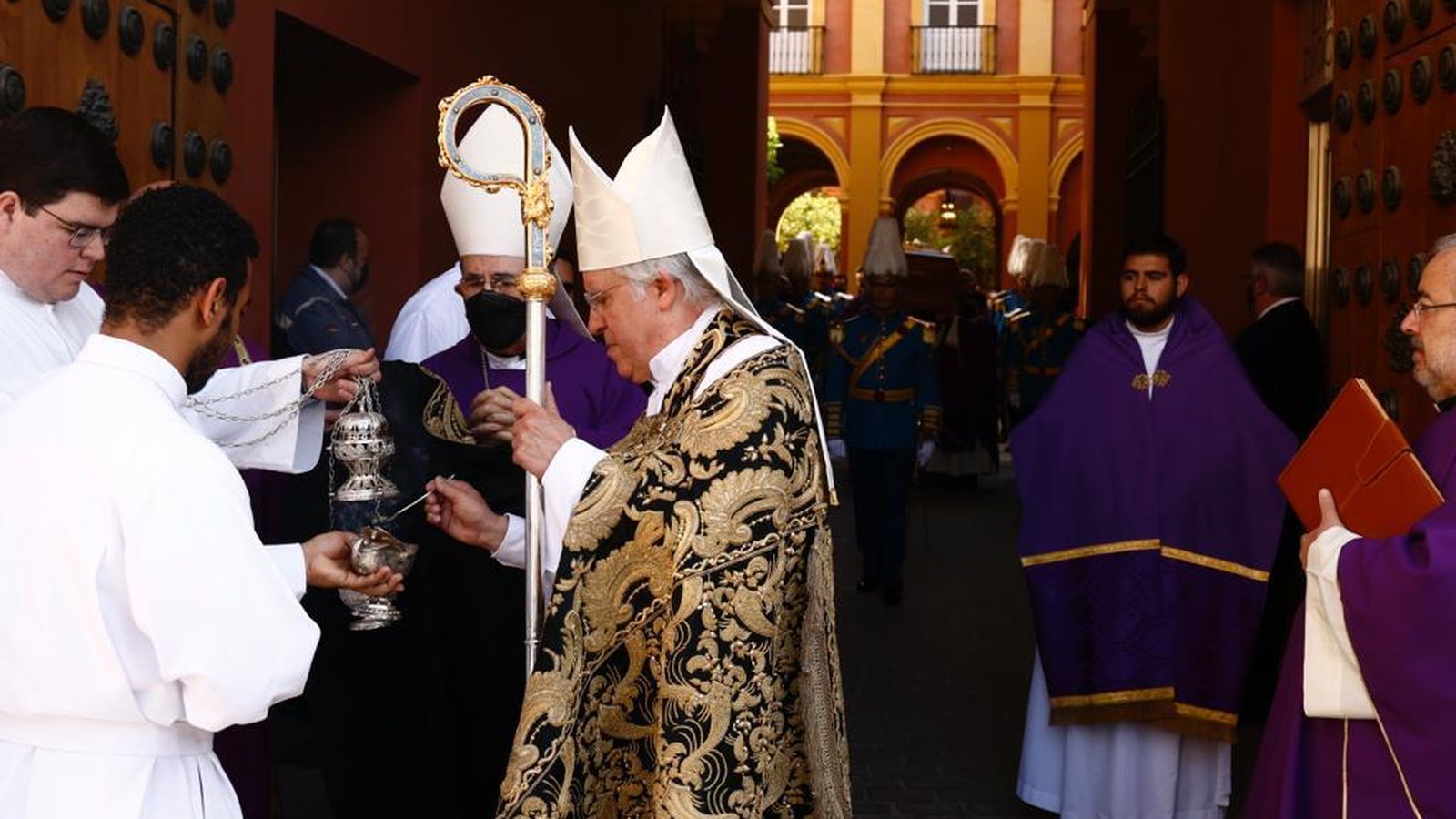 El arzobispo José Ángel Saiz, con báculo y capa pluvial de luto, junto al arzobispo emérito Juan José Asenjo.
