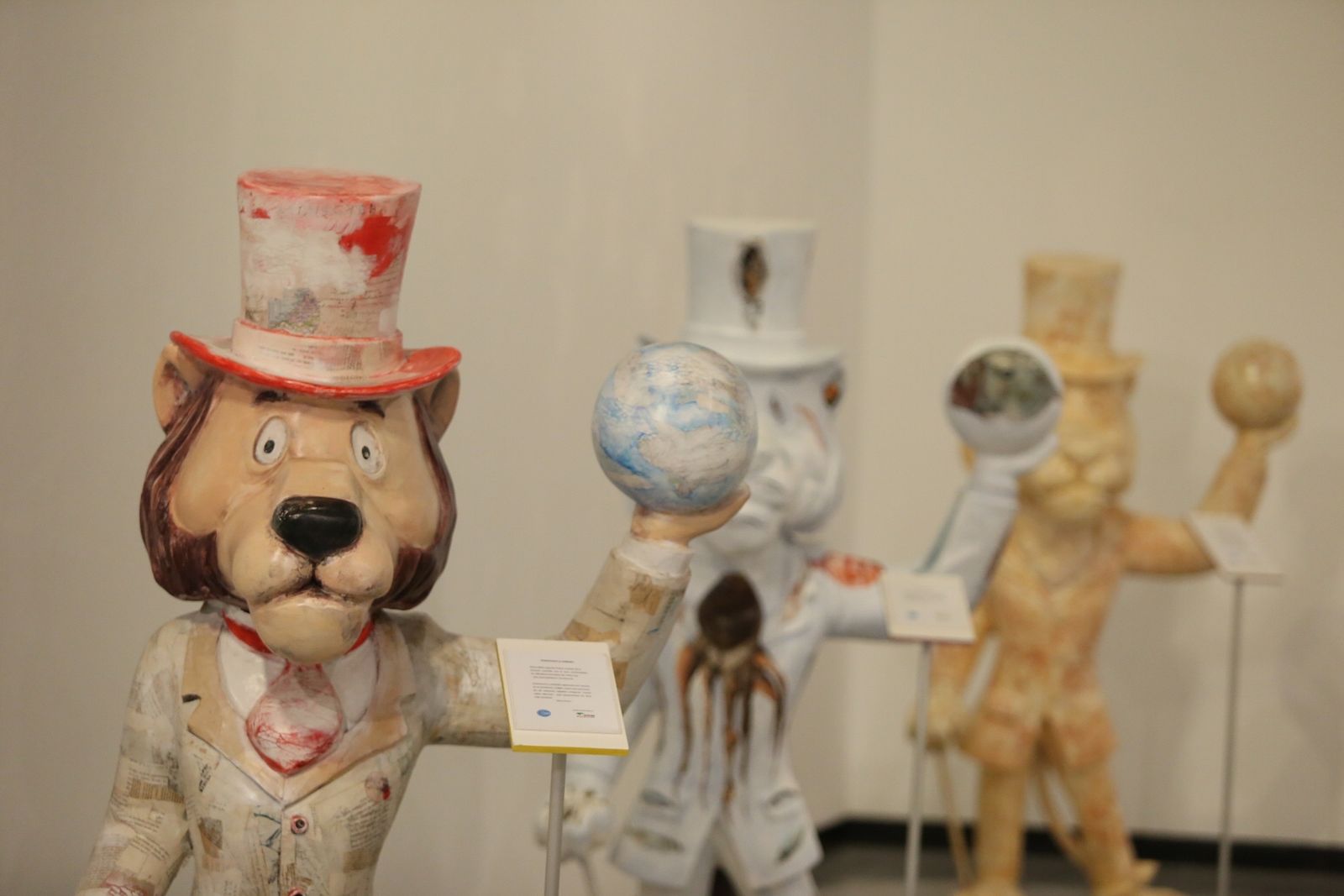 Las imágenes de la exposición 'La Vuelta de Willy Fog con Apadis'