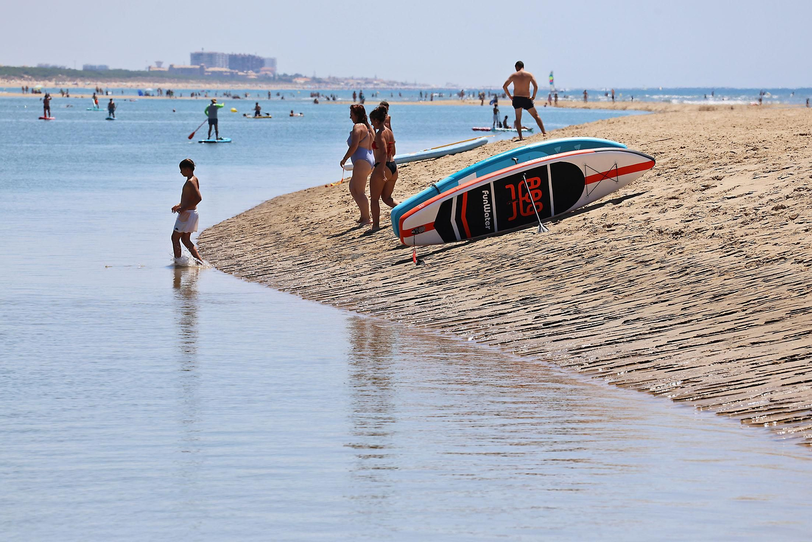Ambiente en las playas de Huelva en la mañana de domingo
